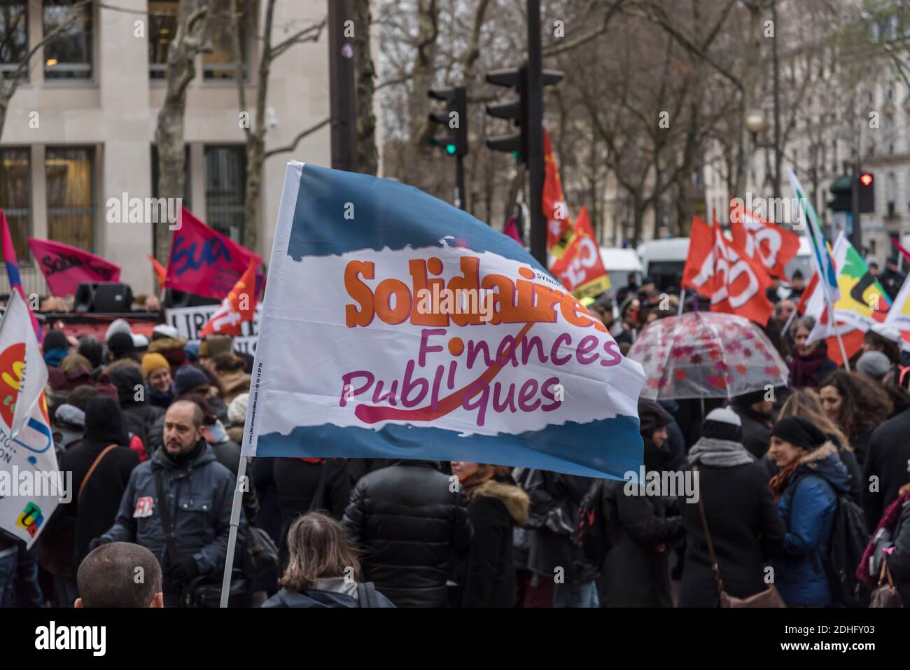 Su invito di diversi sindacati dell'ispettorato del lavoro si sono riuniti dinanzi al Ministero del lavoro per protestare per il rispetto delle libertà sindacali dopo le sanzioni contro diversi colleghi che hanno seguito le posizioni dei media. Parigi, Francia, il 14 dicembre 2017. Foto di Samuel Boivin / ABACAPRESS.COM Foto Stock