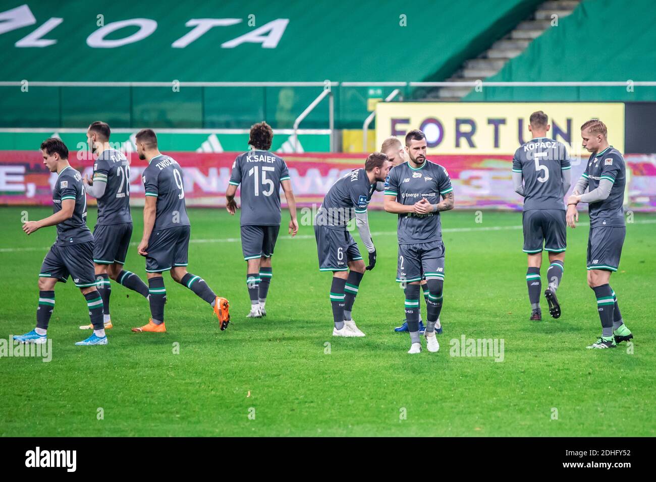 Giocatori di Lechia Gdansk in azione durante la partita della PKO Ekstraklasa League polacca tra Legia Warszawa e Lechia Gdansk al Marshal Jozef Pilsudski Legia Warsaw Municipal Stadium.(Punteggio finale; Legia Warszawa 2:0 Lechia Gdansk) Foto Stock