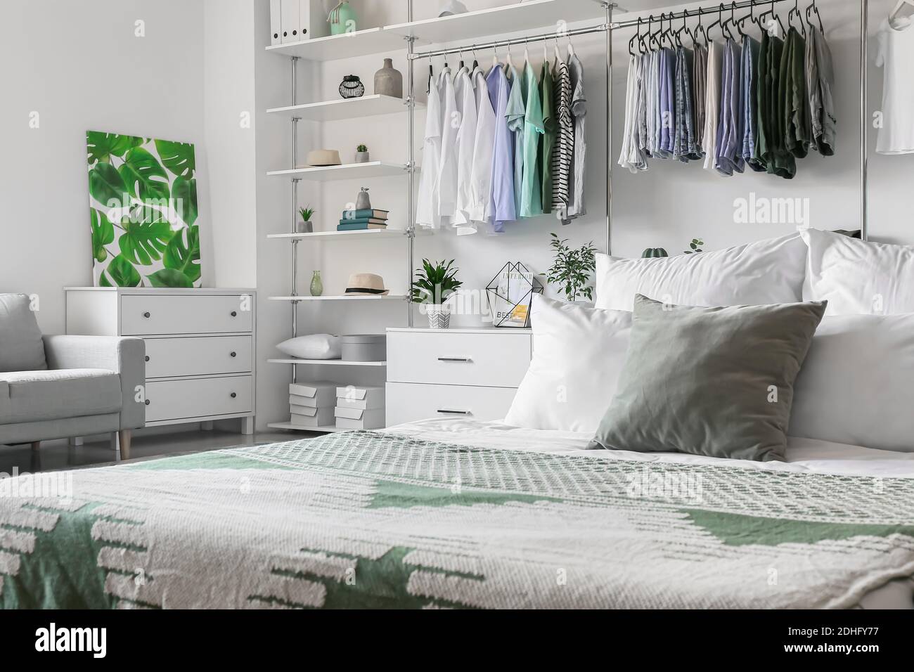 Grande guardaroba con diversi vestiti e accessori in camera da letto  moderna Foto stock - Alamy