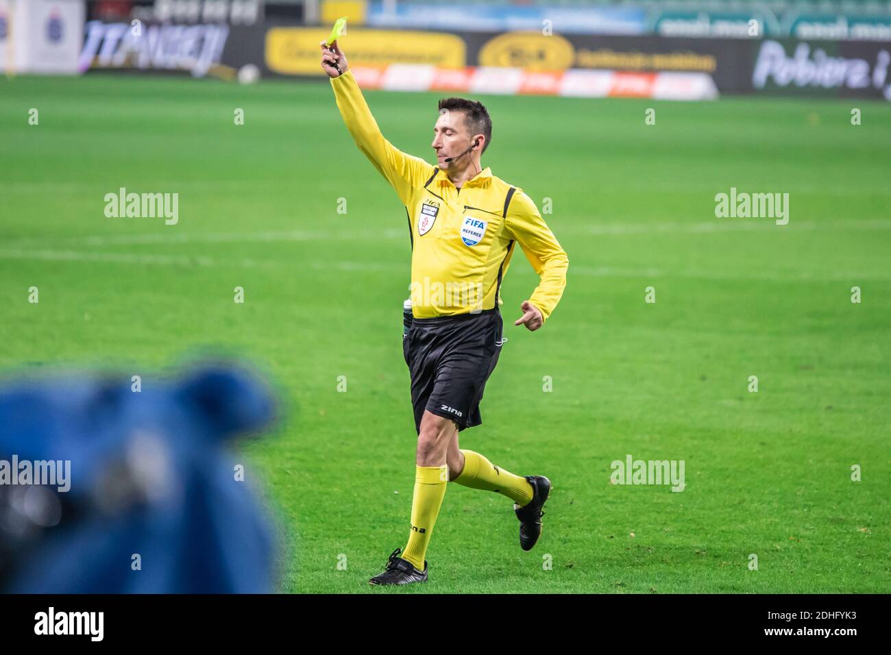 L'arbitro Pawel Gil, mostra una carta gialla durante la partita della PKO Ekstraklasa League polacca tra Legia Warszawa e Lechia Gdansk al Marshal Jozef Pilsudski Legia Warsaw Municipal Stadium.(Punteggio finale; Legia Warszawa 2:0 Lechia Gdansk) Foto Stock