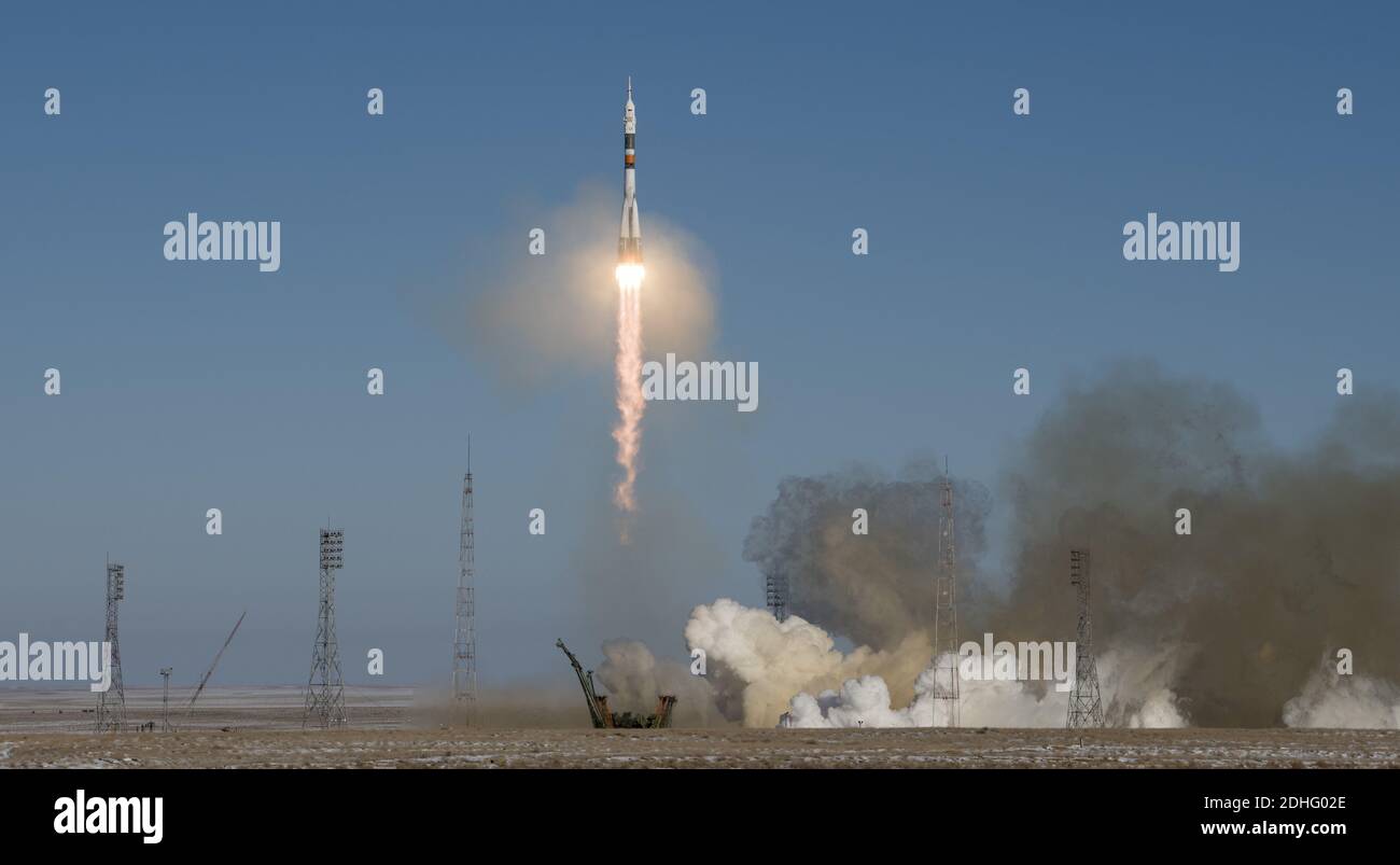 Il razzo Soyuz MS-07 viene lanciato con la spedizione 54 Soyuz Comandante Anton Shkaplerov di Roscosmos, l'ingegnere di volo Scott Tingle della NASA, e l'ingegnere di volo Norishige Kanai della Japan Aerospace Exploration Agency (JAXA), domenica 17 dicembre 2017 presso il Cosmodromo di Baikonur in Kazakistan. Shkaplerov, Tingle e Kanai trascorreranno i prossimi cinque mesi a vivere e lavorare a bordo della Stazione spaziale Internazionale. Foto di Joel Kowsky / NASA via CNP/ABACAPRESS.COM Foto Stock