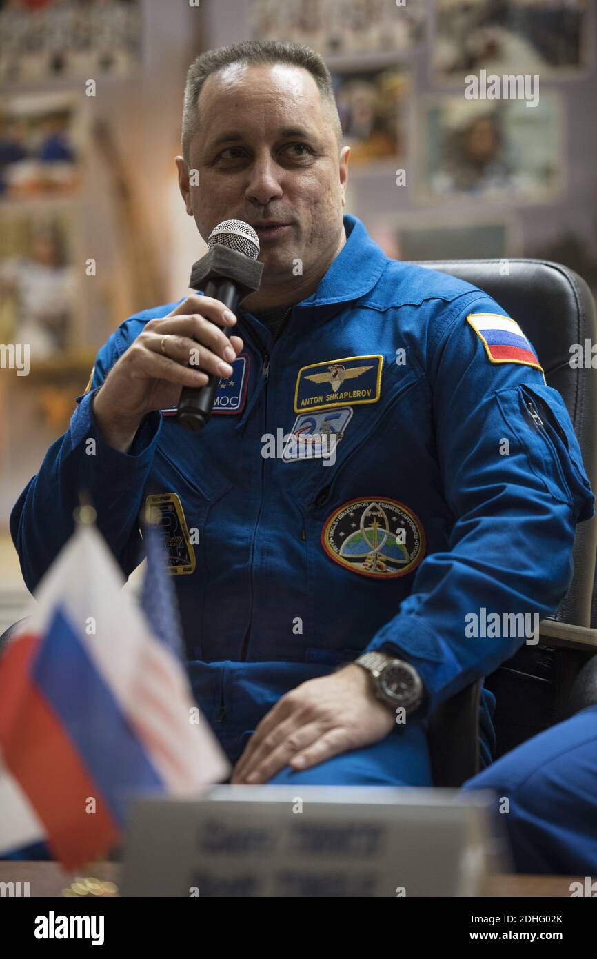 Spedizione 54 il Comandante di Soyuz Anton Shkaplerov di Roscosmos risponde ad una domanda durante una conferenza stampa, sabato 16 dicembre 2017, presso il Cosmonaut Hotel di Baikonur, Kazakhstan. Shkaplerov, ingegnere di volo Scott Tingle della NASA, e l'ingegnere di volo Norishige Kanai della Japan Aerospace Exploration Agency (JAXA) sono previsti per il lancio alla Stazione spaziale Internazionale a bordo della nave spaziale Soyuz dal Cosmodromo di Baikonur il 17 dicembre. Foto di Joel Kowsky / NASA via CNP/ABACAPRESS.COM Foto Stock