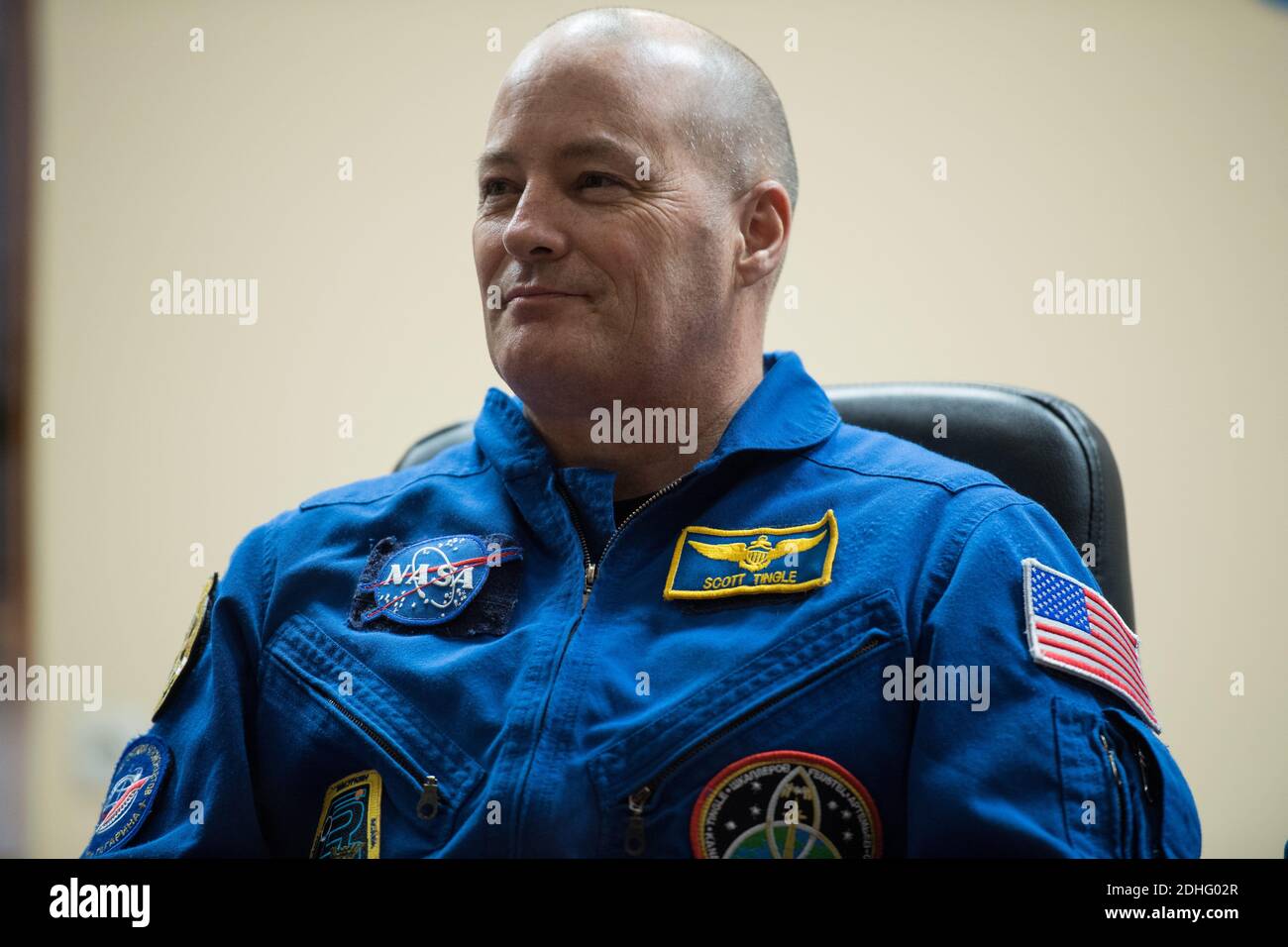 Expedition 54 l'ingegnere di volo Scott Tingle è visto in quarantena, dietro il vetro, durante una conferenza stampa, sabato 16 dicembre 2017 al Cosmonaut Hotel a Baikonur, Kazakistan. Tingle, Comandante di Soyuz Anton Shkaplerov di Roscosmos, e l'ingegnere di volo Norishige Kanai della Japan Aerospace Exploration Agency (JAXA) sono previsti per il lancio alla Stazione spaziale Internazionale a bordo del veicolo spaziale Soyuz dal Cosmodromo di Baikonur il 17 dicembre. Foto di Joel Kowsky / NASA via CNP/ABACAPRESS.COM Foto Stock