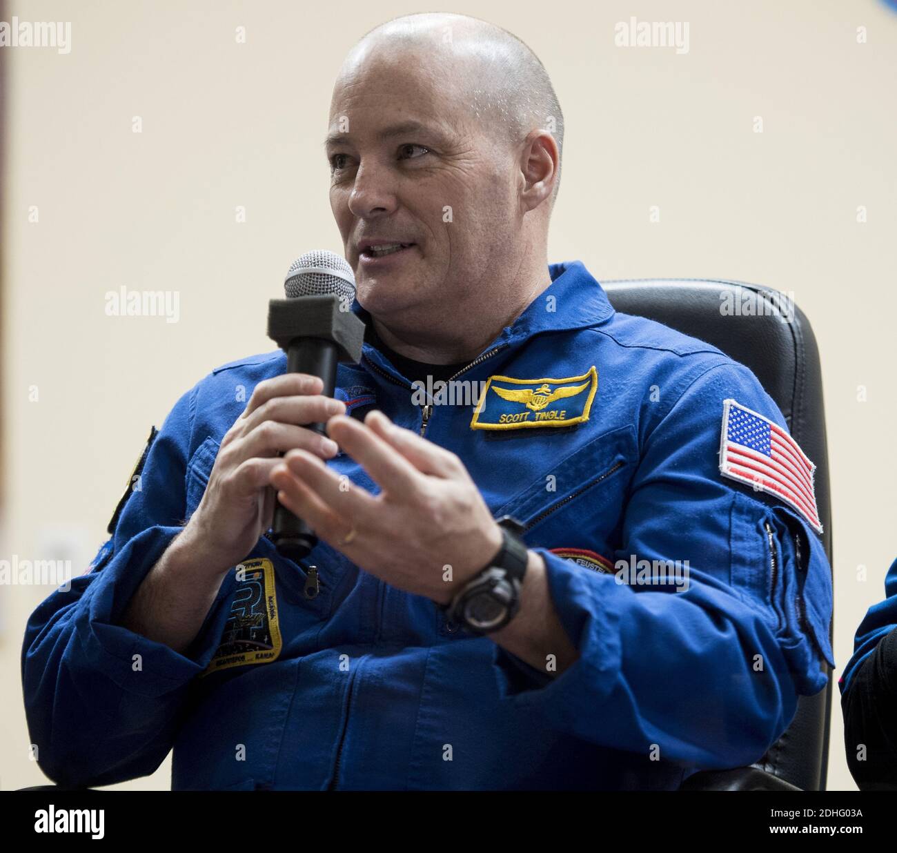 Expedition 54 l'ingegnere di volo Scott Tingle della NASA risponde a una domanda durante una conferenza stampa, sabato 16 dicembre 2017 presso il Cosmonaut Hotel di Baikonur, Kazakistan. Tingle, Comandante di Soyuz Anton Shkaplerov di Roscosmos, e l'ingegnere di volo Norishige Kanai della Japan Aerospace Exploration Agency (JAXA) sono previsti per il lancio alla Stazione spaziale Internazionale a bordo del veicolo spaziale Soyuz dal Cosmodromo di Baikonur il 17 dicembre. Foto di Joel Kowsky / NASA via CNP/ABACAPRESS.COM Foto Stock