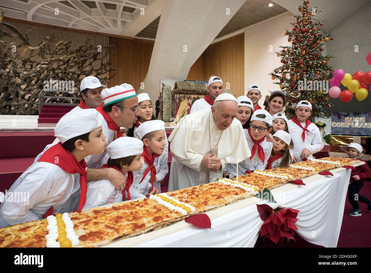 Papa Francesco ha soffiato la sua candela di compleanno su una pizza extra-lunga in Vaticano il 17 dicembre 2017 per la gioia dei bambini. Francesco, che aveva 81 anni, disse ai bambini, che usano la clinica pediatrica vaticana ‘Santa Marta’, di ‘mangiare tutti e quattro i metri’ dicendo che li farà crescere. Foto di ABACAPRESS.COM Foto Stock