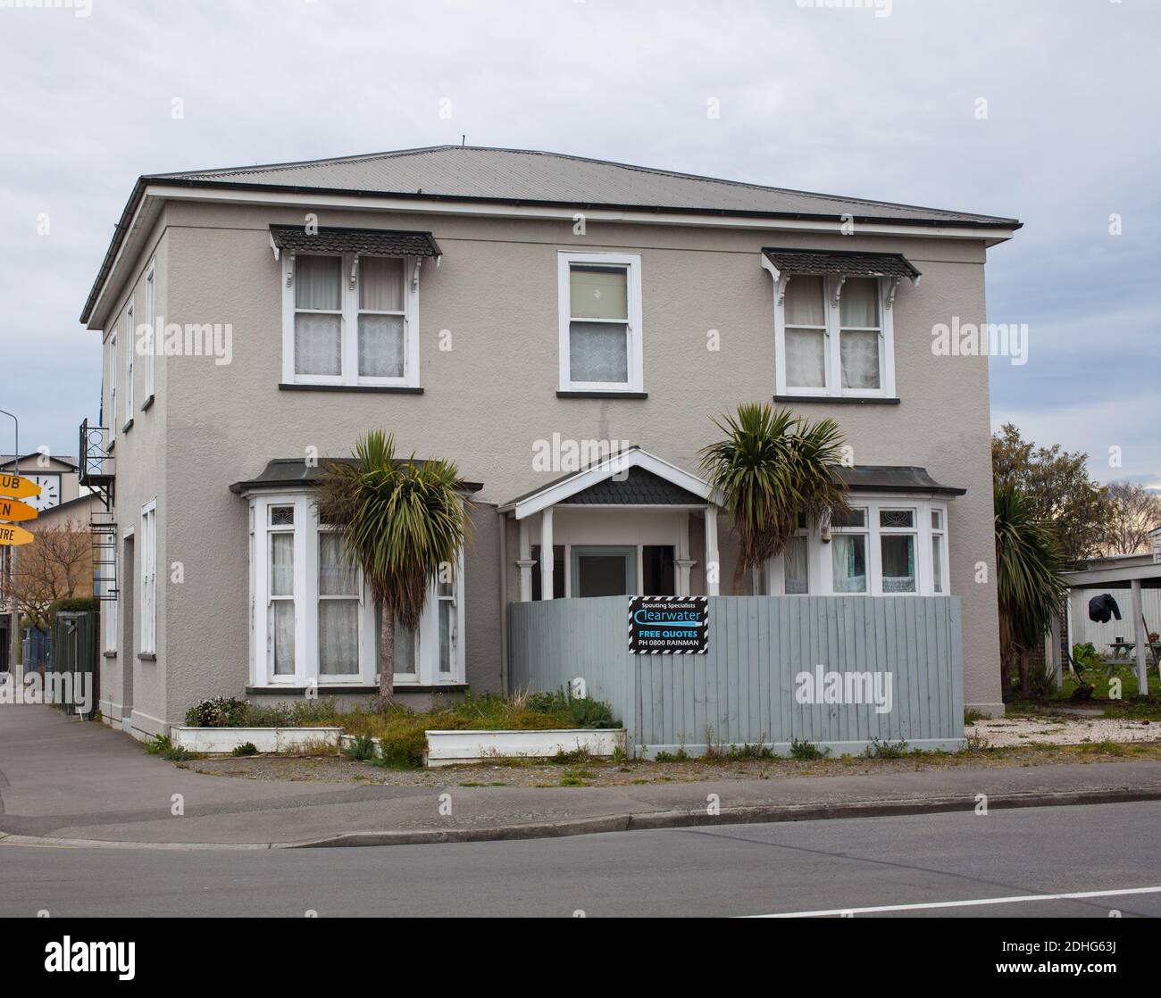 Danni da terremoto: Prima e dopo le immagini dei danni e delle riparazioni da terremoto di magnitudine 7.3, dieci anni più tardi. Kaiapoi, Nuova Zelanda. Foto gemelle. Foto Stock