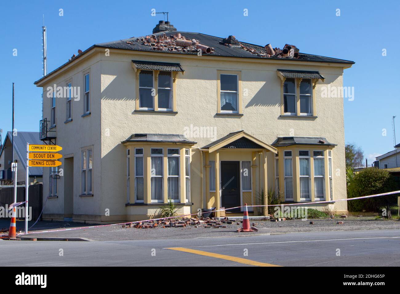 Danni da terremoto: Prima e dopo le immagini dei danni e delle riparazioni da terremoto di magnitudine 7.3, dieci anni più tardi. Kaiapoi, Nuova Zelanda. Foto gemelle. Foto Stock