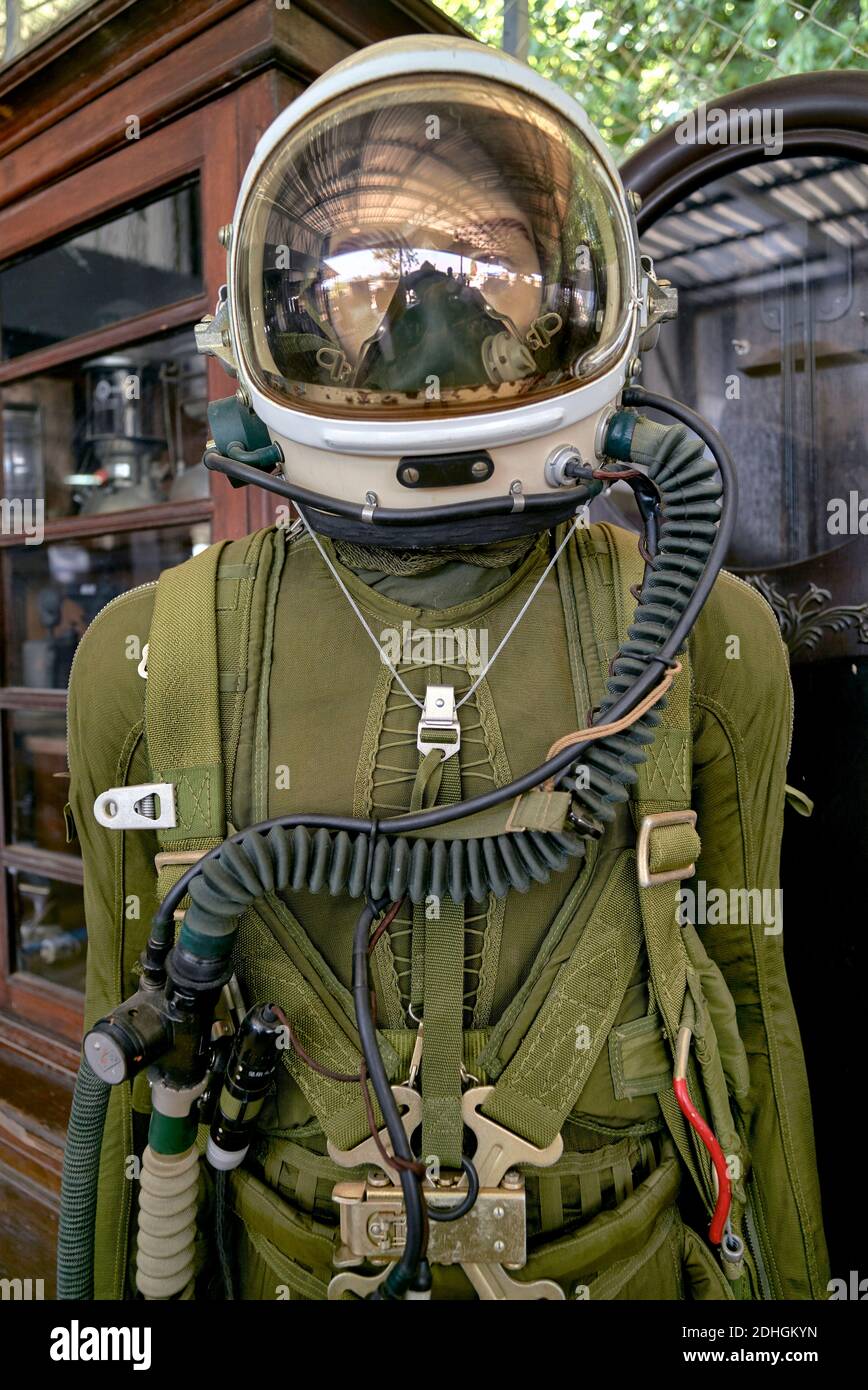 Abbigliamento da combattimento pilota da combattimento e respiratore di ossigeno In mostra in occasione di una mostra della seconda guerra mondiale Foto Stock