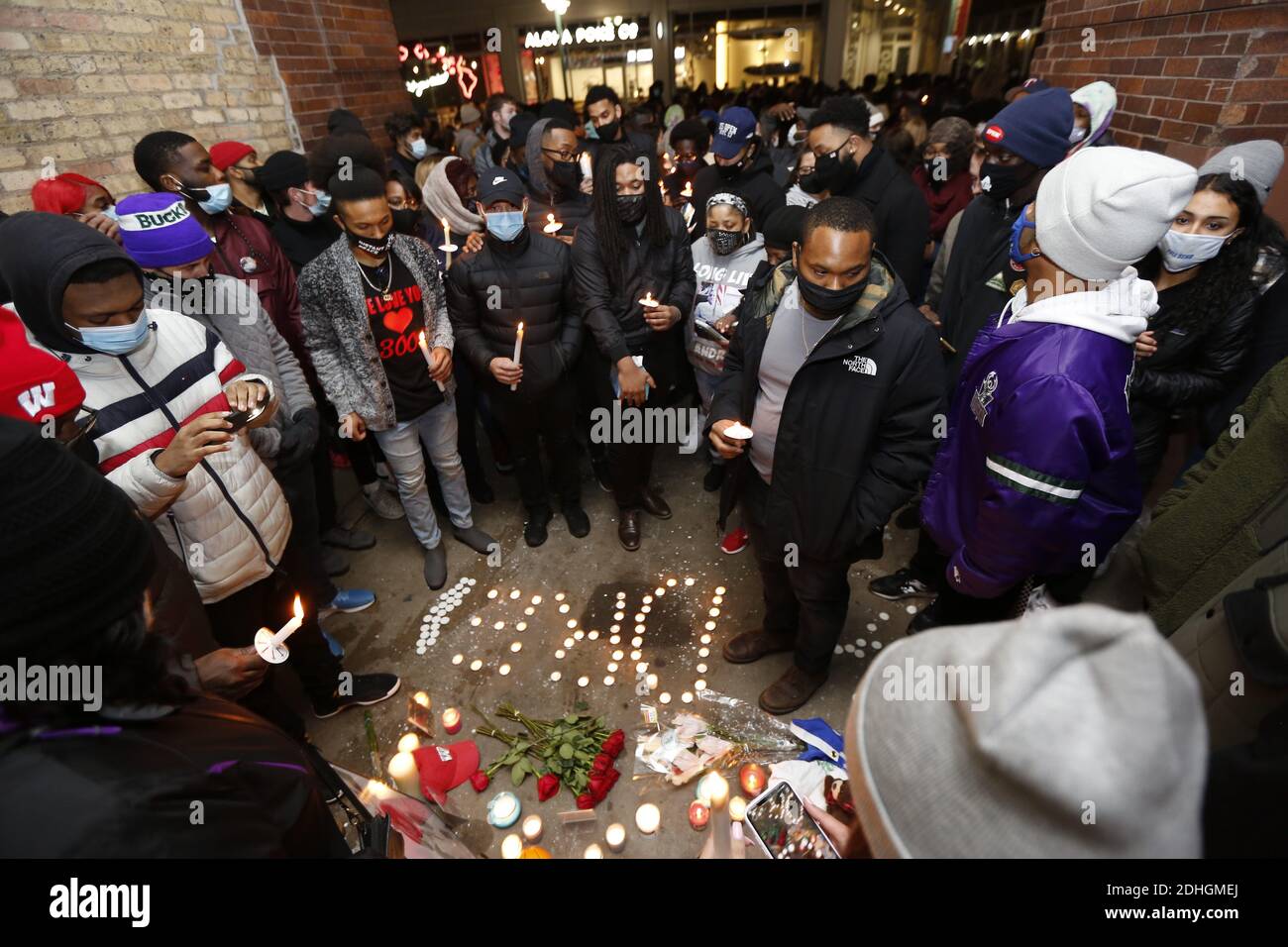 Milwaukee, WISCONSIN, Stati Uniti. 10 dicembre 2020. I familiari e gli amici si riuniscono per una veglia alle 19 di giovedì 10 dicembre 2020 presso il luogo in cui ANDRE NICHOLSON, 24 anni, JR è stato ucciso e ucciso nel blocco 200 di Buffalo Street est dopo aver lasciato un Milwaukee bar intorno alle 3:30 nel terzo distretto del centro di Ward, domenica 6 dicembre 2020. ANDRE NICHOLSON JR è stato sparato più volte in quello che i membri della famiglia stanno descrivendo come un crimine di odio durante un altercation verbale all'interno del bar con un 23 anni, off-duty Hales Corners pompiere che da allora si è trasformato in in polizia, e non è ancora stato c. Foto Stock