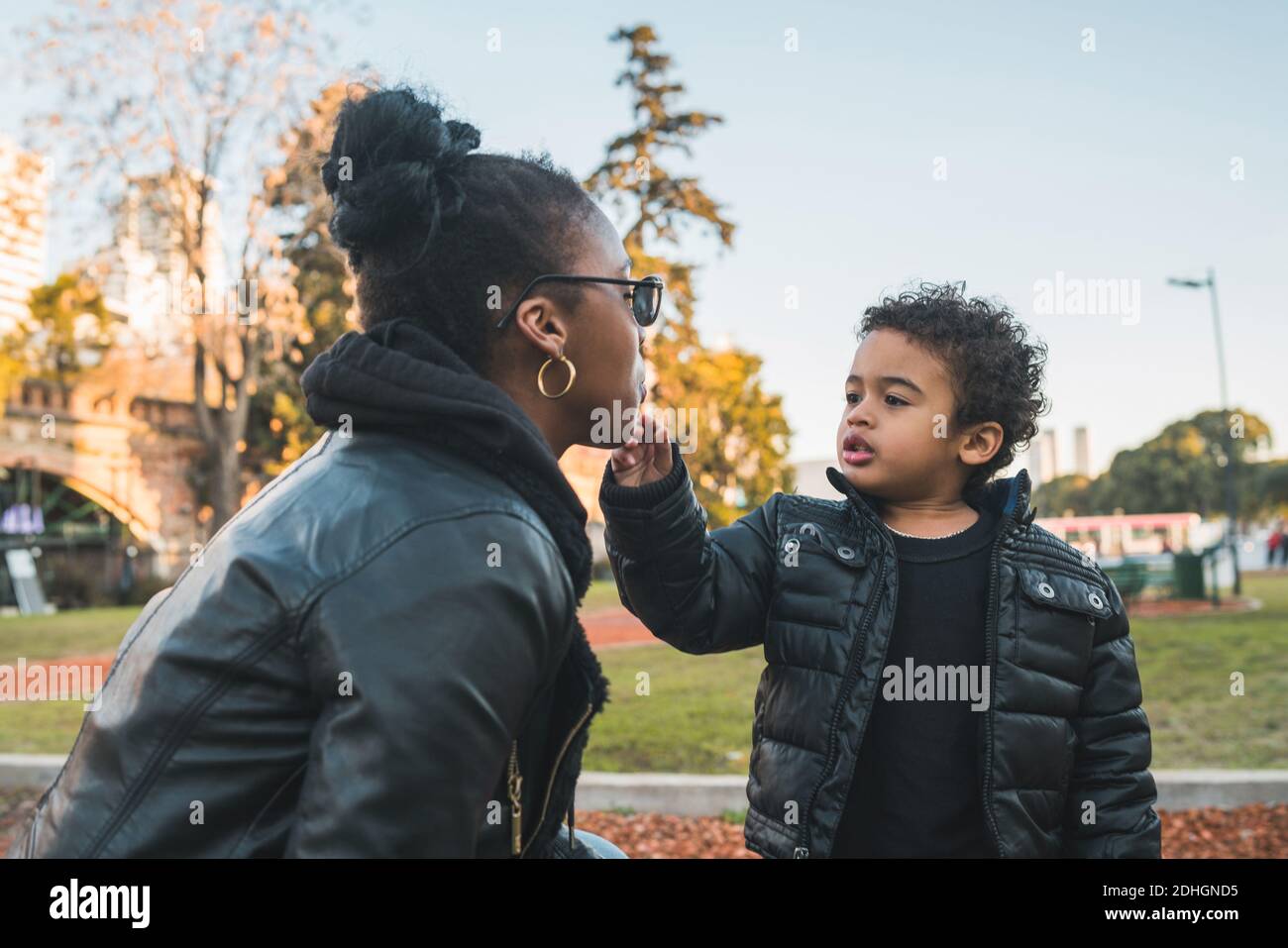 Madre afroamericana con suo figlio. Foto Stock