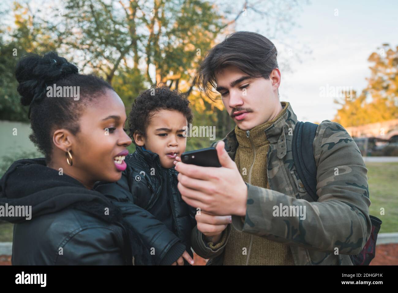 Razza mista famiglia etnica al parco. Foto Stock