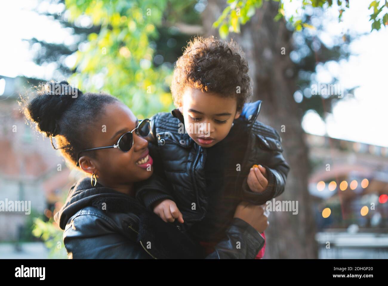 Madre afroamericana con suo figlio. Foto Stock