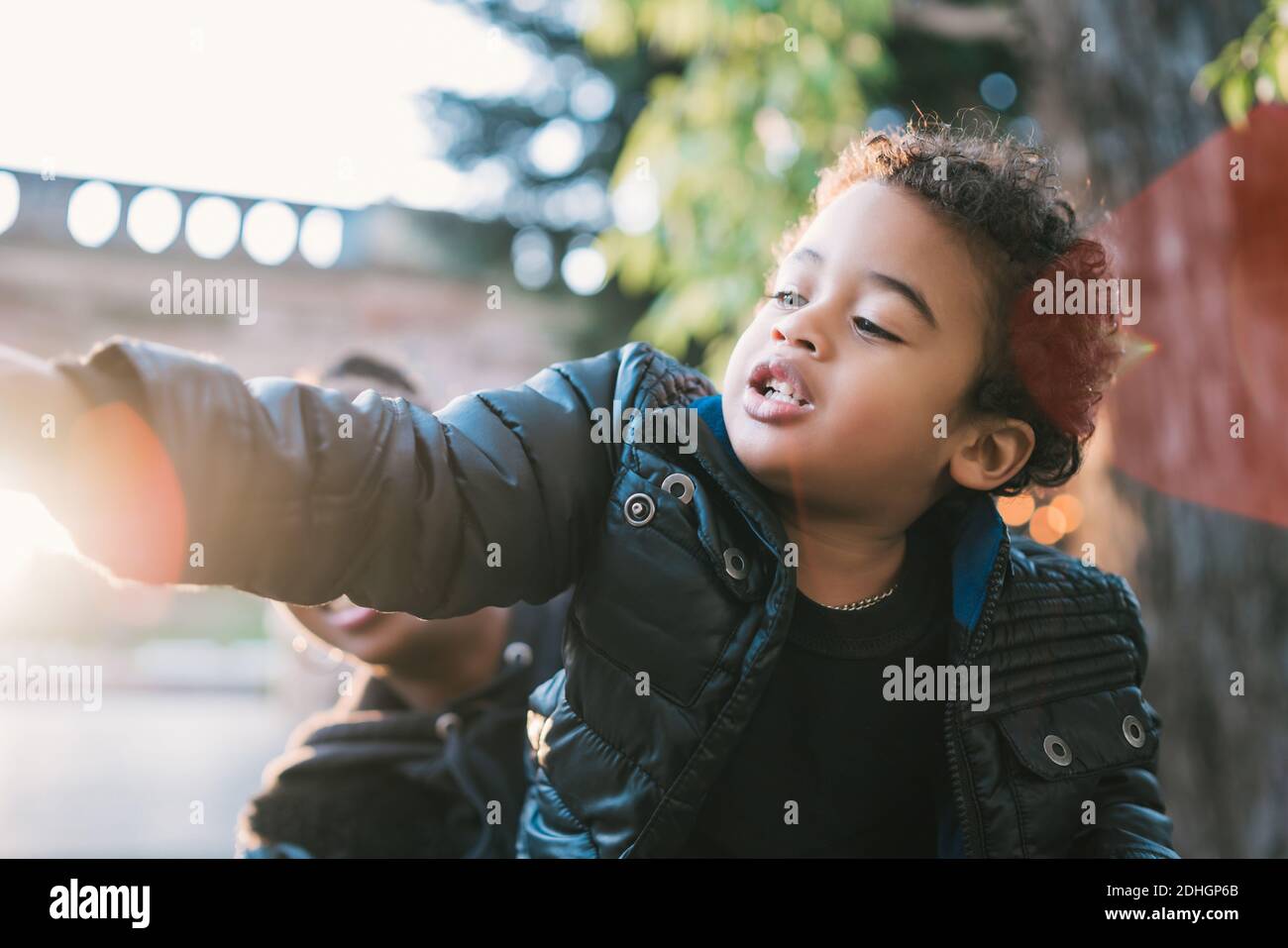 Madre afroamericana con suo figlio. Foto Stock