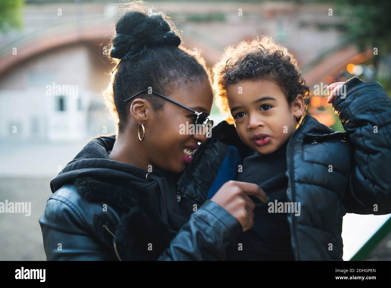 Madre afroamericana con suo figlio. Foto Stock