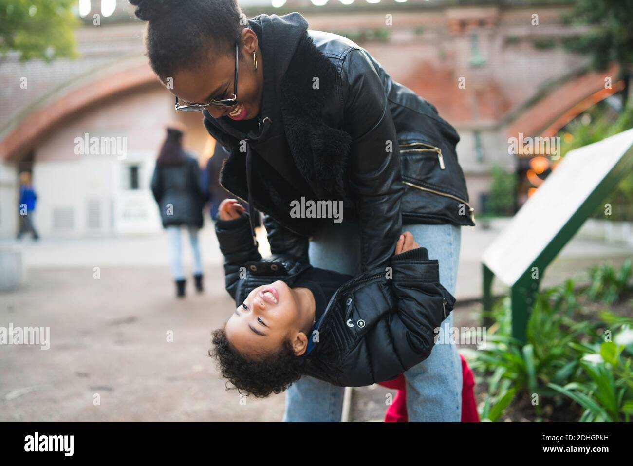 Madre afroamericana con suo figlio. Foto Stock