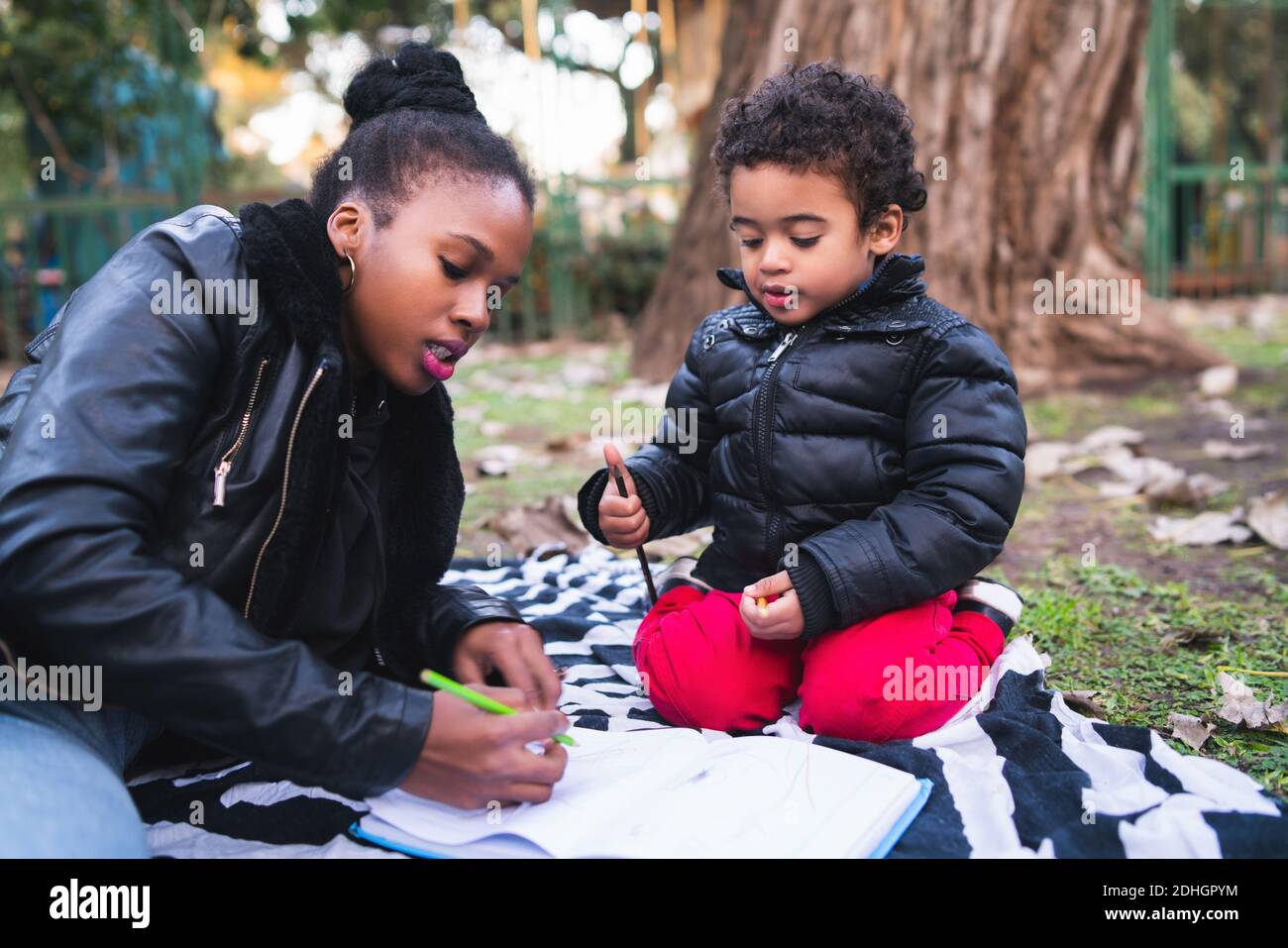 Madre afroamericana con suo figlio. Foto Stock