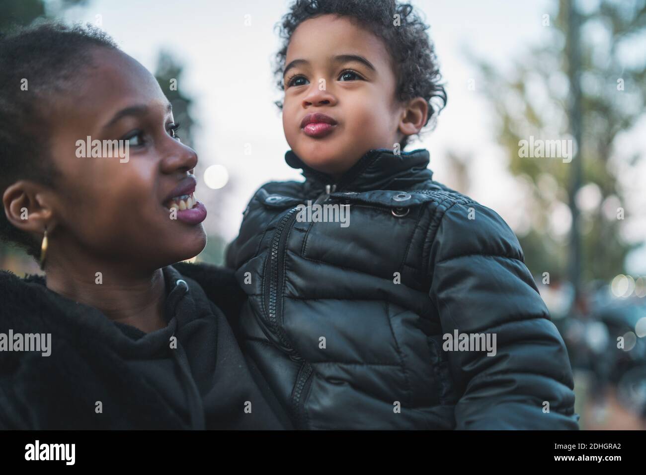 Madre afroamericana con suo figlio. Foto Stock