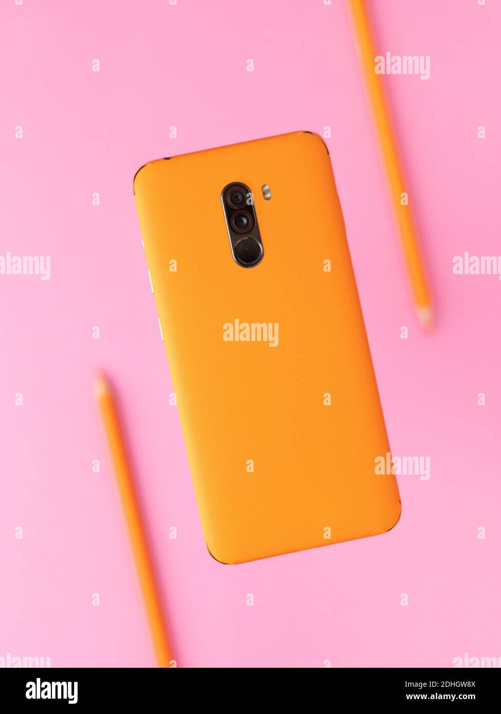 Skin del telefono personalizzato piatto con diversi colori di sfondo. Foto Stock