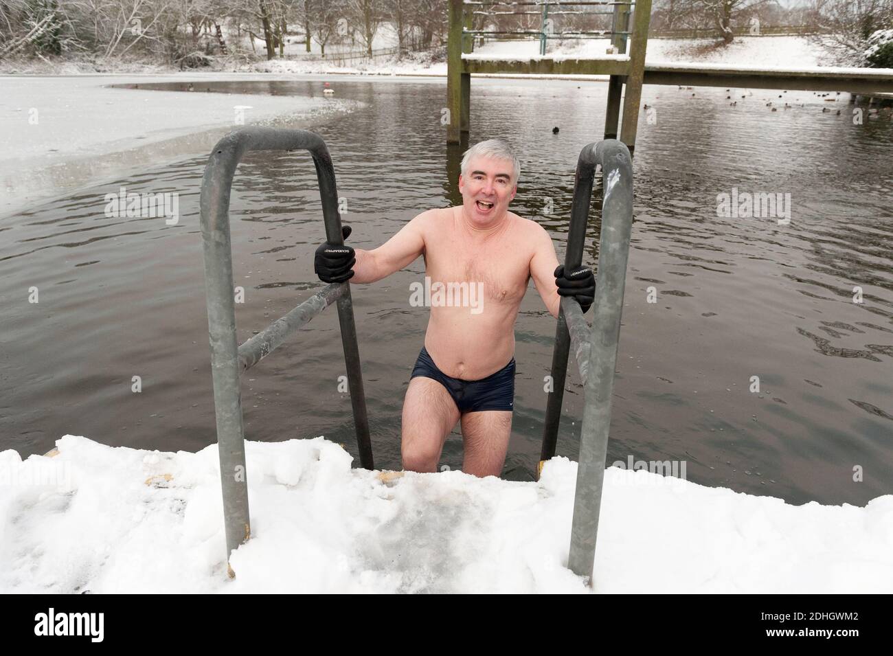 Lord David Freud, affronta la neve e il ghiaccio per la sua nuotata quotidiana in Highgate Men's Bathing Pond, Hampstead Heath, Londra, Regno Unito. 8 Jan 2010 Foto Stock