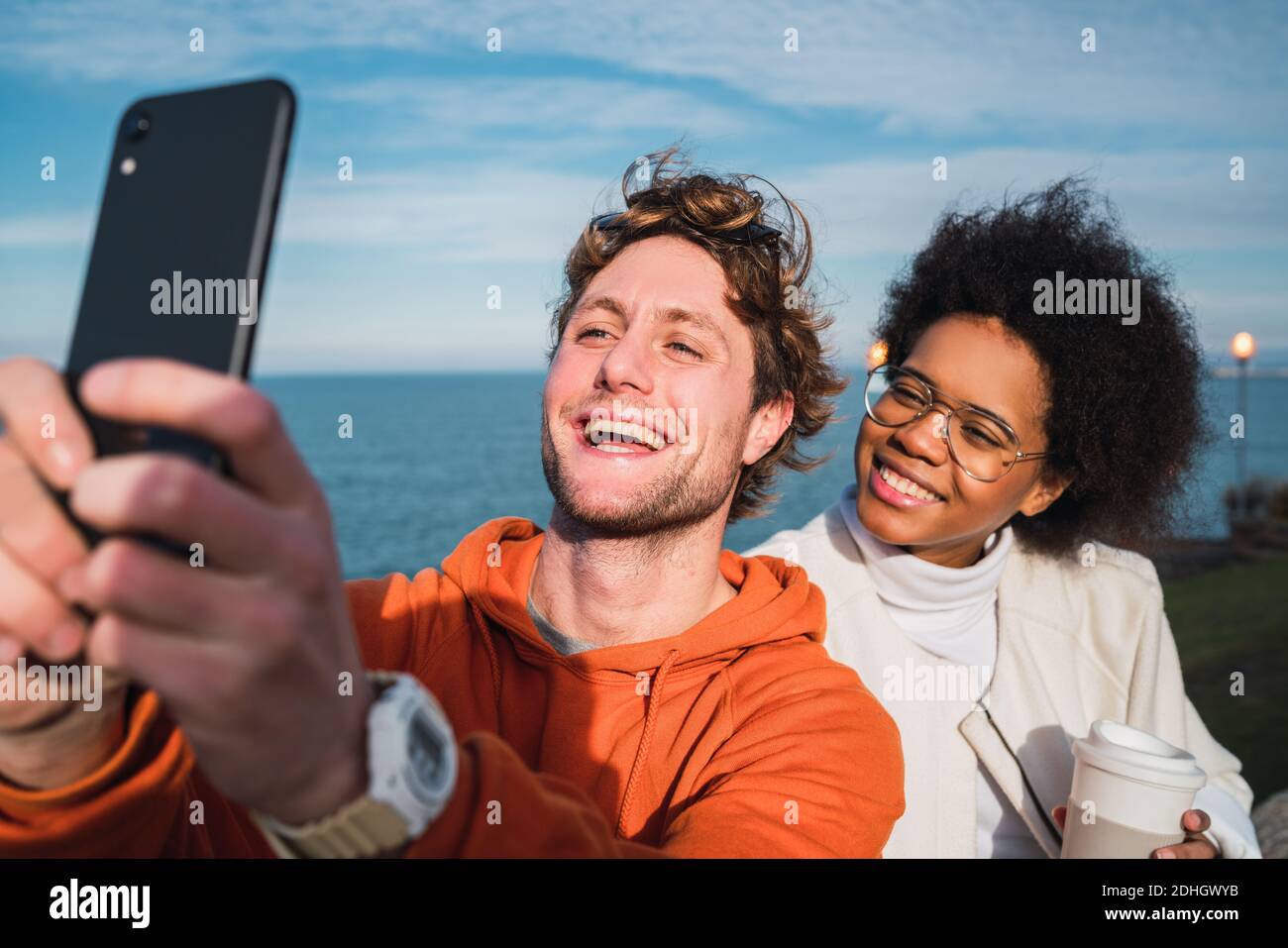 Due amici che prendono un selfie con smartpone. Foto Stock