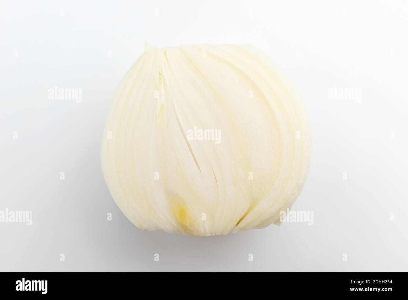 Cipolle mature bianche crude. Cipolla sbucciata Foto Stock