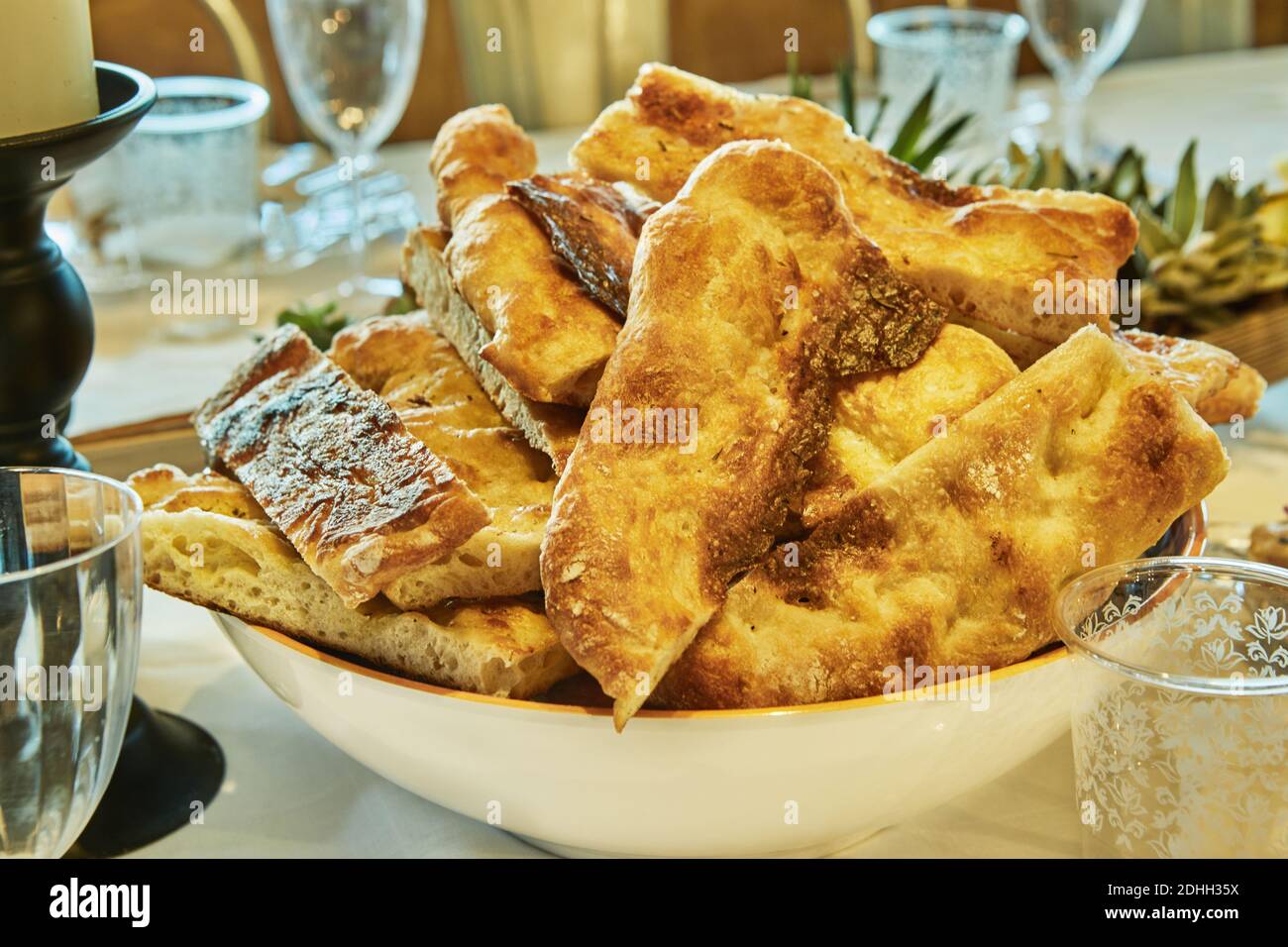 Tavolo con focaccia pane e candele. Foto Stock