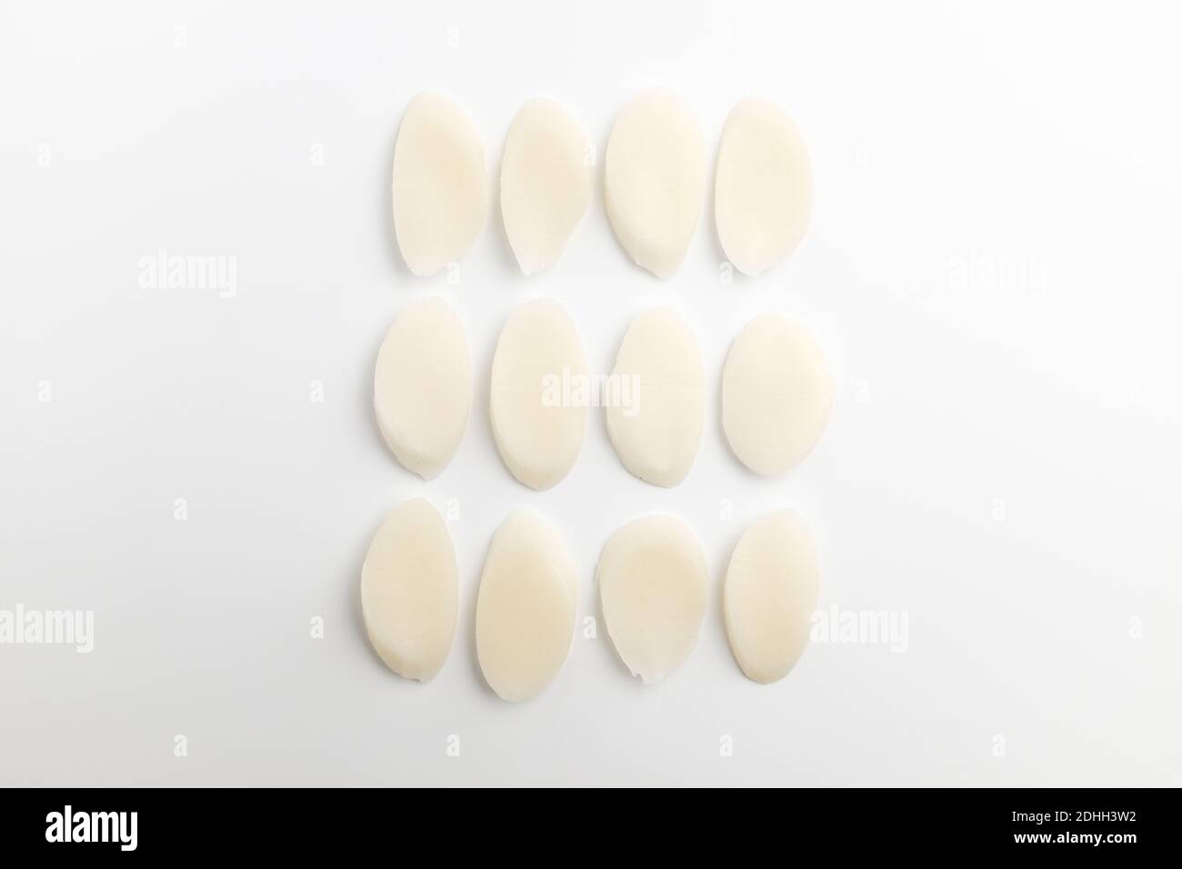 Torta di riso bianco a fette su fondo bianco ​​on Foto Stock