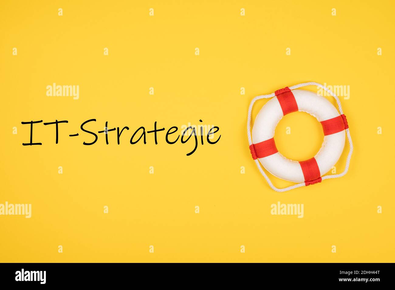 Una vista dall'alto DI IT-Strategie scritta su sfondo giallo con un cerchio di sughero marino Foto Stock
