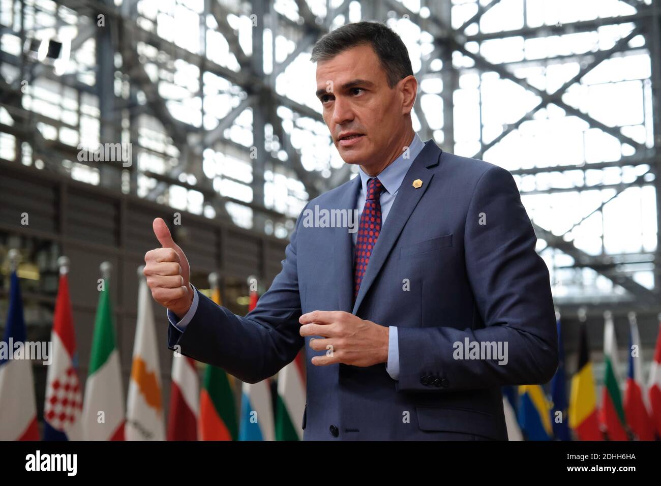 Bruxelles, Belgio. 10 dicembre 2020. Il primo ministro spagnolo Pedro Sanchez arriva al vertice UE a Bruxelles, in Belgio, il 10 dicembre 2020. Giovedì i leader dei 27 stati membri dell'Unione europea (UE) hanno raggiunto un accordo sul bilancio a lungo termine dell'UE e sul fondo di recupero, spianando la strada all'attuazione del pacchetto di recupero per un totale di oltre 1.8 trilioni di euro (2.19 trilioni di dollari USA) per affrontare le conseguenze socioeconomiche della pandemia di COVID-19. Credit: Xinhua/Alamy Live News Foto Stock