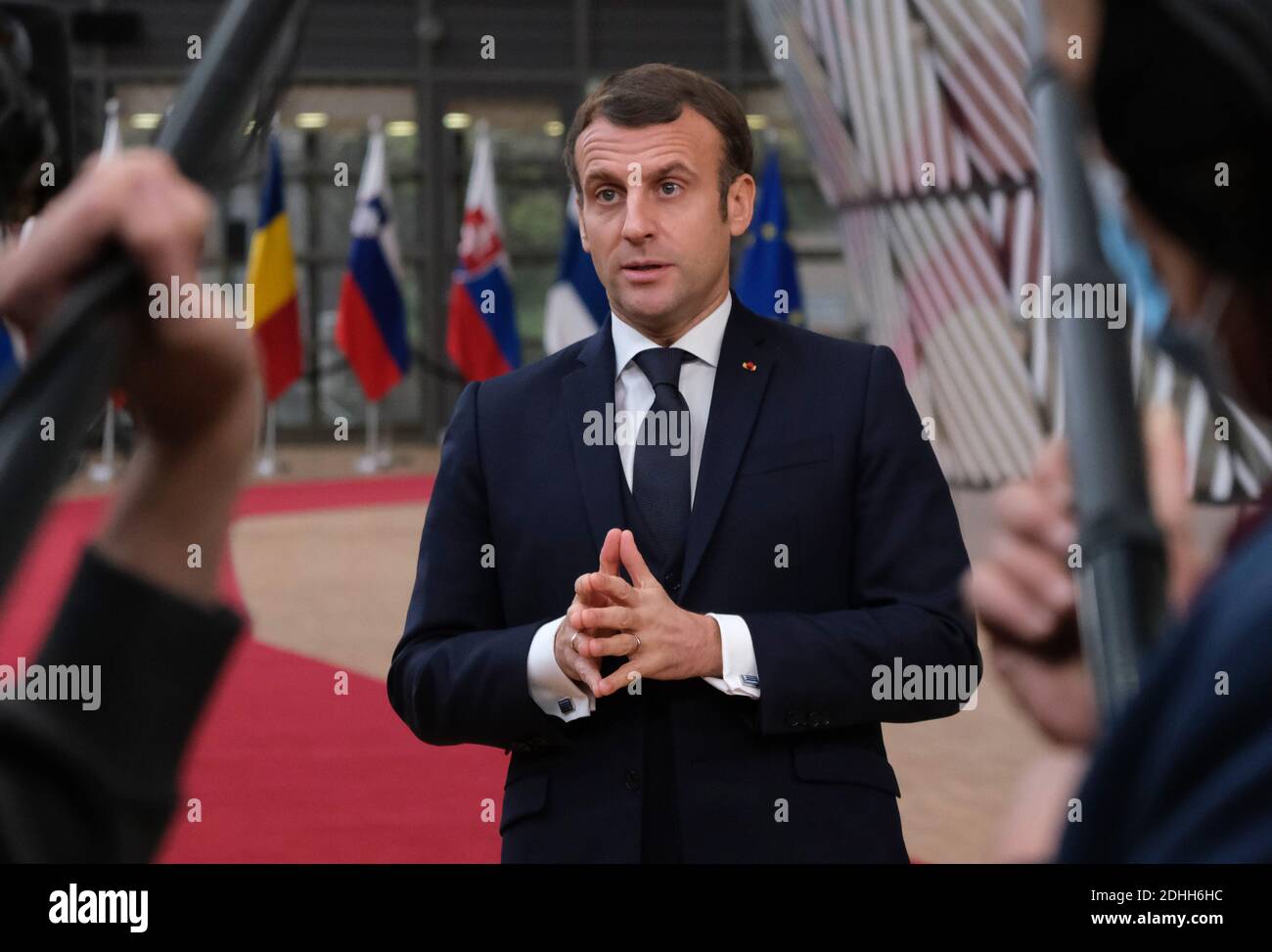 Bruxelles, Belgio. 10 dicembre 2020. Il presidente francese Emmanuel Macron arriva al vertice UE che si terrà a Bruxelles, in Belgio, il 10 dicembre 2020. Giovedì i leader dei 27 stati membri dell'Unione europea (UE) hanno raggiunto un accordo sul bilancio a lungo termine dell'UE e sul fondo di recupero, spianando la strada all'attuazione del pacchetto di recupero per un totale di oltre 1.8 trilioni di euro (2.19 trilioni di dollari USA) per affrontare le conseguenze socioeconomiche della pandemia di COVID-19. Credit: Xinhua/Alamy Live News Foto Stock