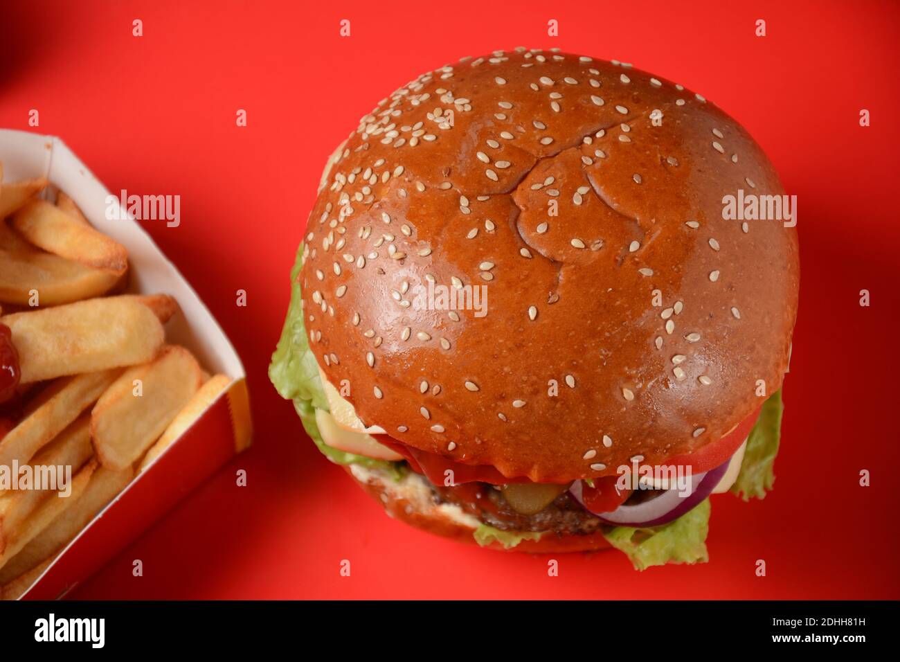 Hamburger americano e patatine fritte Foto Stock