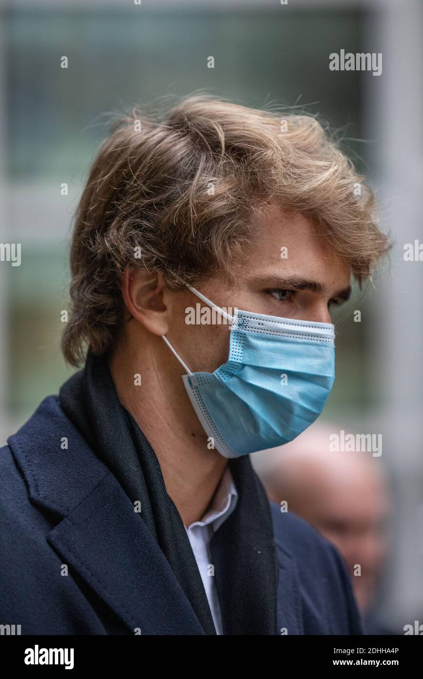 Londra, Regno Unito. 10 dicembre 2020. La star tedesca del tennis Alexander Zverev presso l'High Court in una controversia legale con Patricio Apey, fondatore della società di gestione sportiva con sede a Londra, che ha iniziato a rappresentarlo quando era un adolescente. Zverev, 23 anni, ha citato in giudizio Ace Group International e ha fatto una pretesa di "restrizione illegale del commercio". 10 dicembre 2020, Rolls Building, High Court, Royal Courts of Justice, Londra, Inghilterra, Regno Unito Credit: Jeff Gilbert/Alamy Live News Foto Stock