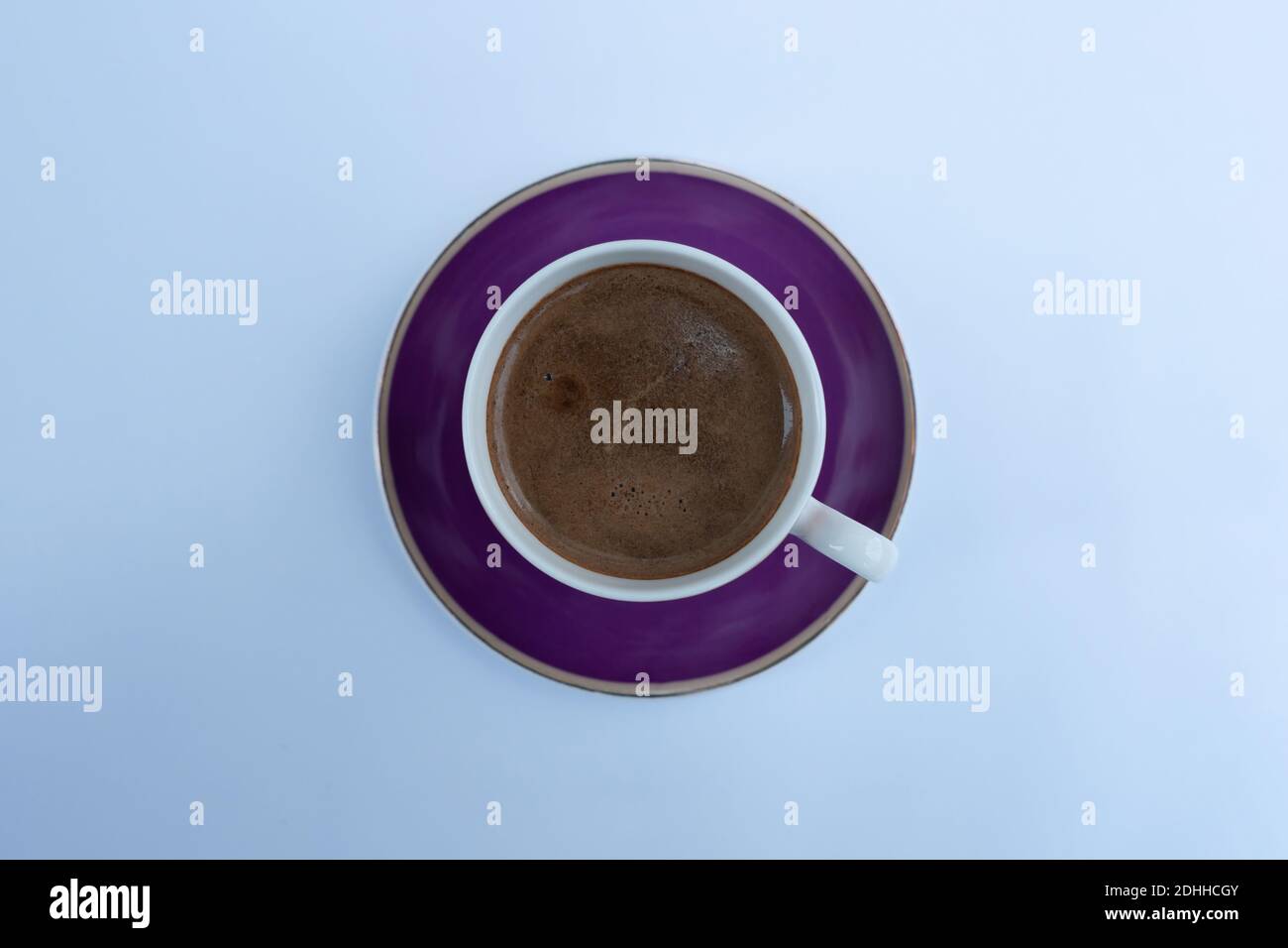 Cappuccino o latte con schiuma di schiuma, tazza di caffè viola vista dall'alto isolamento per closeup Foto Stock