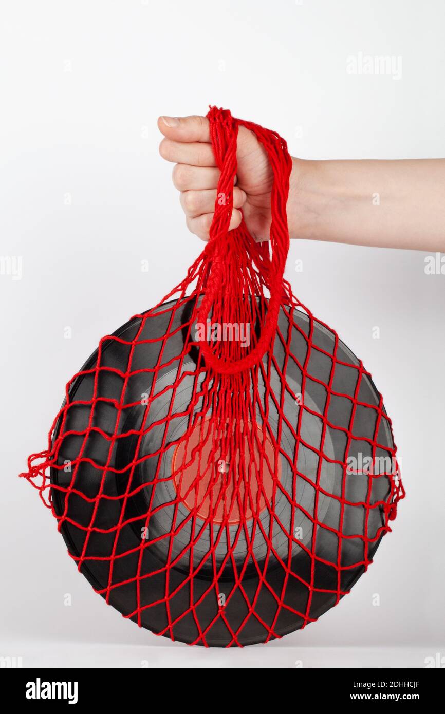 borsa riutilizzabile da donna per la conservazione a mano ecologica con piatto musicale. concetto vintage Foto Stock