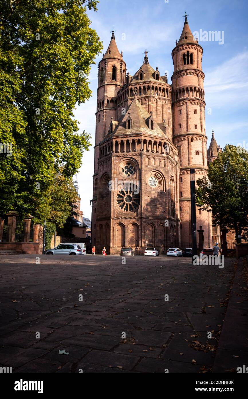 Cattedrale di San Pietro a Worms, in Germania, in una giornata estiva. Foto Stock