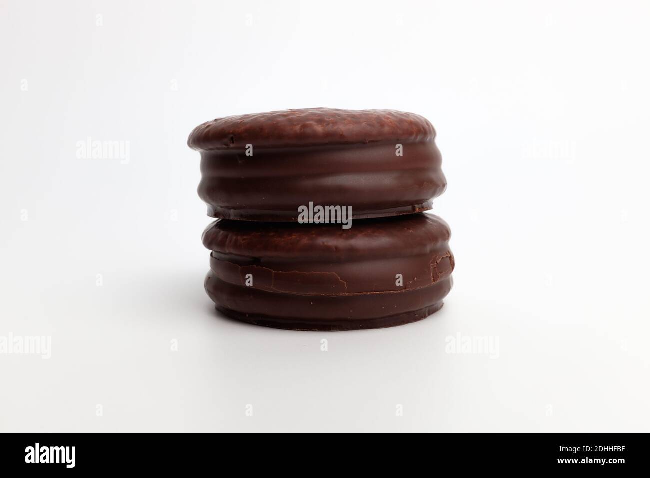 Torta rivestita di cioccolato su sfondo bianco Foto Stock