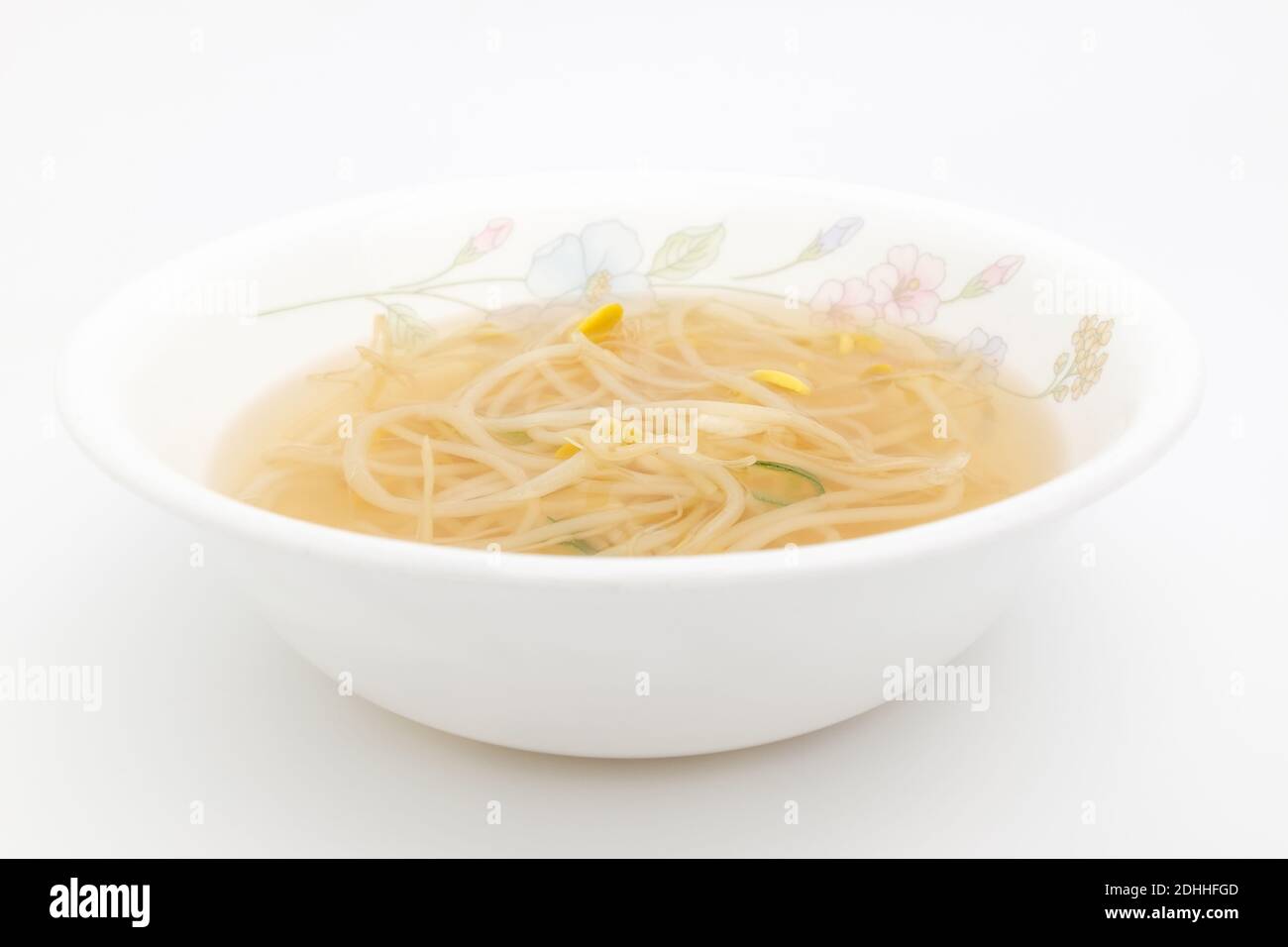 Zuppa di germogli di fagioli su sfondo bianco Foto Stock