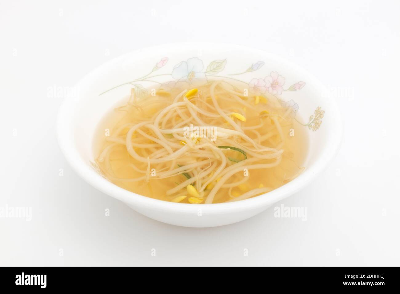 Zuppa di germogli di fagioli su sfondo bianco Foto Stock