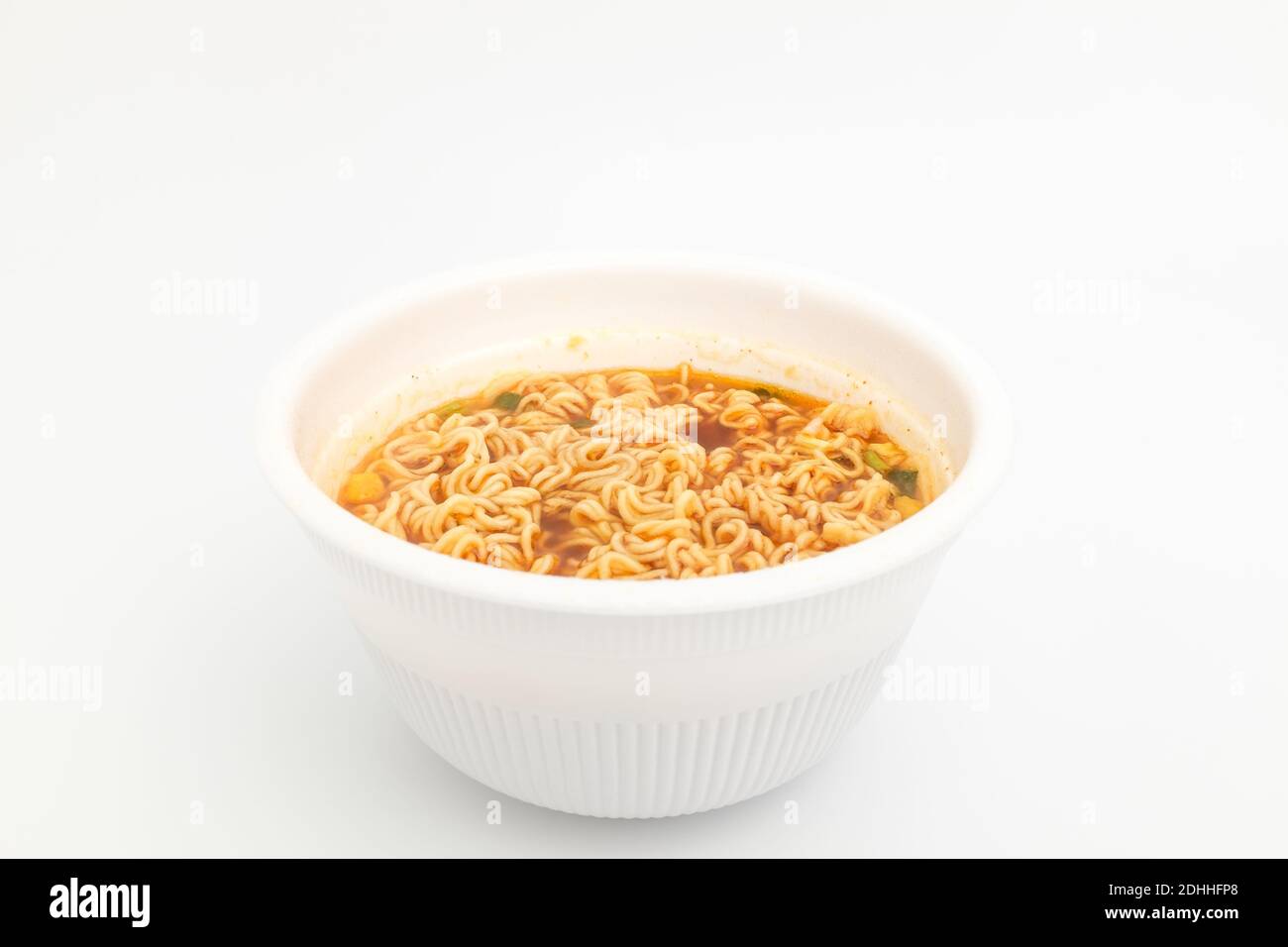 Ramen istantaneo su sfondo bianco Foto Stock