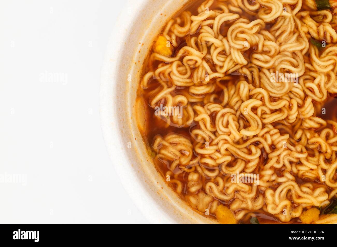Ramen istantaneo su sfondo bianco Foto Stock