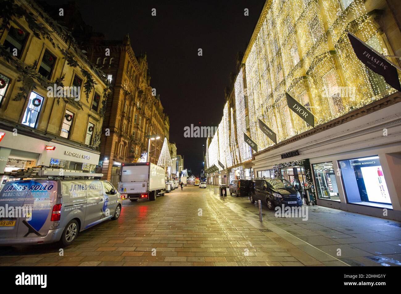 Glasgow, Scozia, Regno Unito. 11 Dicembre 2020. Nella foto: Frasers Department Store in Buchanan Street. Con molti camion parcheggiati all'esterno prima dell'apertura del negozio. Glasgow City Centre Streets sembra un po 'di affari di ieri, tuttavia ancora molto vuoto considerando Glasgow ha terminato la fase 4 ed è entrata fase 3 blocco oggi del coronavirus (COVID19) pandemia. Credit: Colin Fisher/Alamy Live News Foto Stock