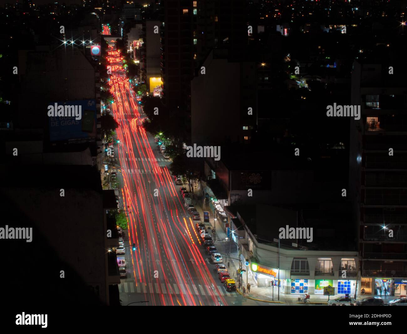 Un leggero sentiero di traffico attraverso il quartiere di Villa Crespo, Buenos Aires, Argentina. Foto Stock