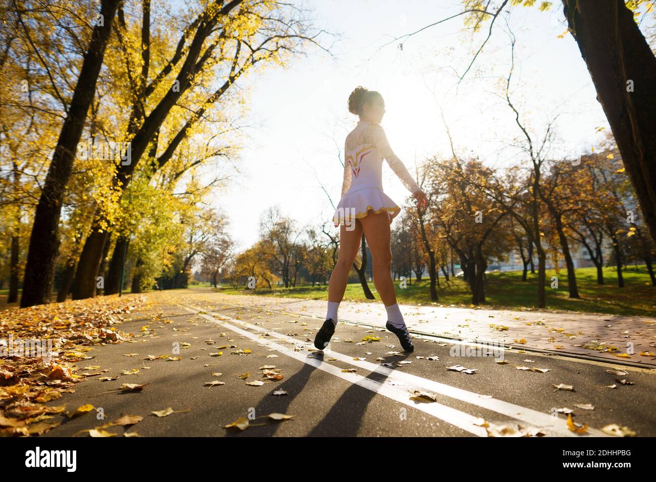 Ballerina danzante nel parco naturale tra le foglie d'autunno. Foto Stock