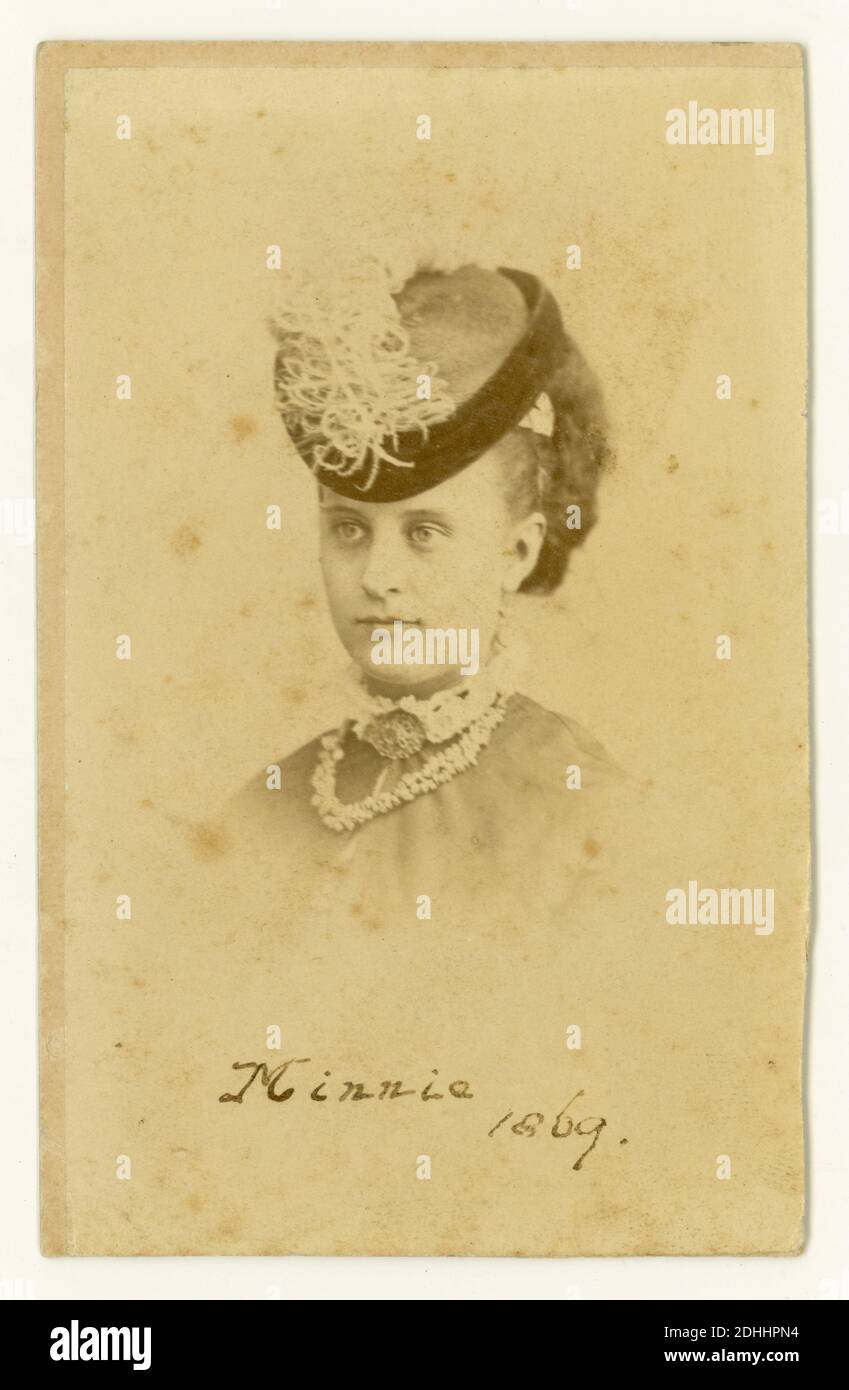 Victorian CDV (carte de visite) di giovane donna che indossa un cappello alla moda, chiamato Minnie, datato 1869, da G.L. Collis, Cornhill, E.C. Londra, Regno Unito Foto Stock