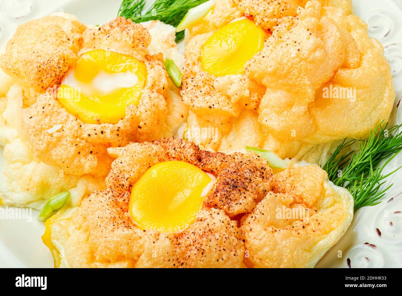 Deliziose uova orsini o uova fritte. Cucina francese. Foto Stock