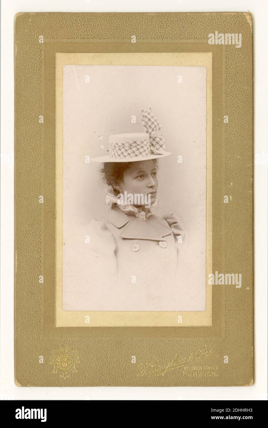 Victorian CDV di giovane donna chiamata Nellie datato luglio 1899, da Boughton & Sons, 60 Londra St. Norwich, Regno Unito Foto Stock