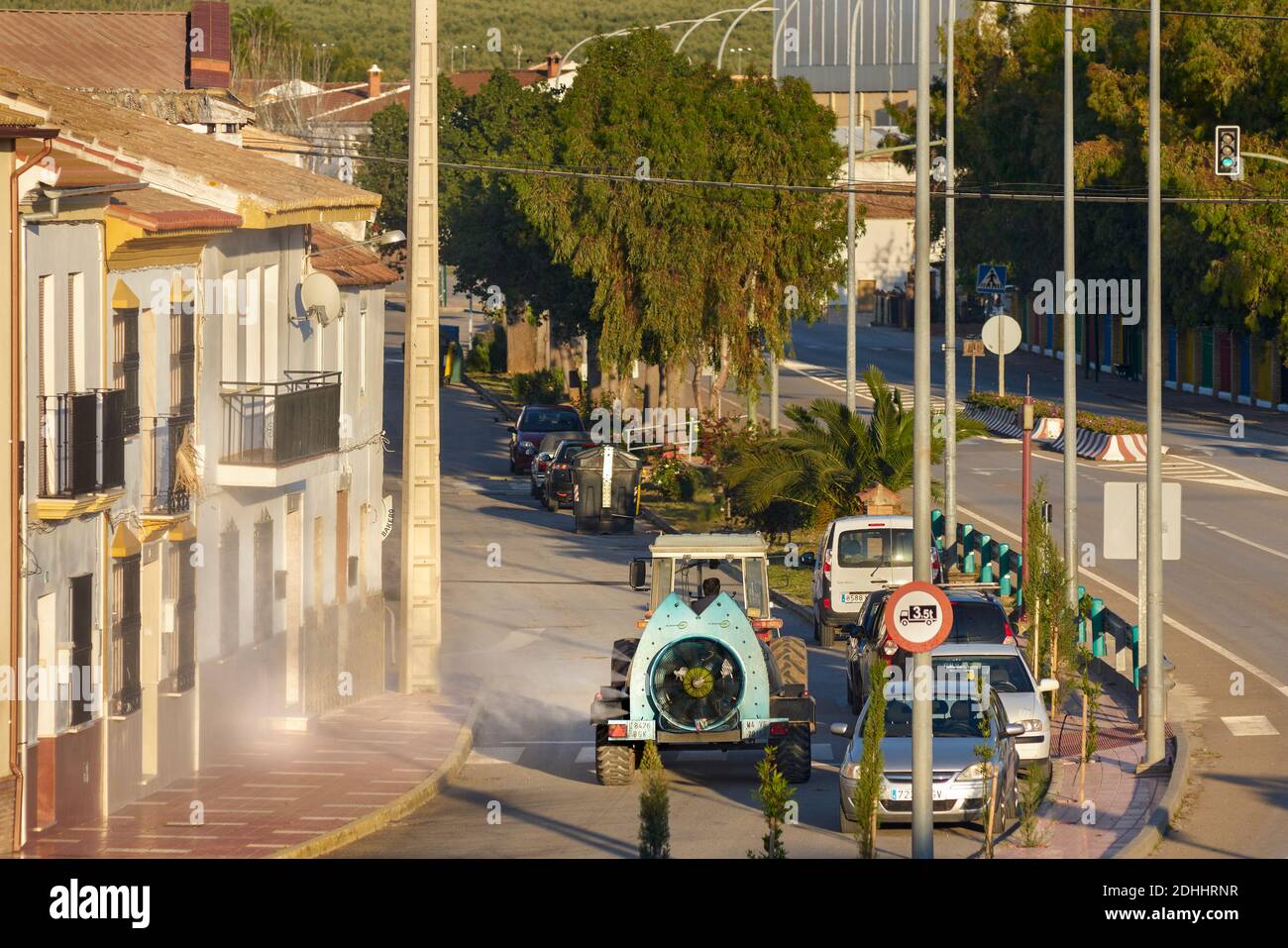 Spruzzatura legittima attraverso le strade di Humilladero durante il periodo pandemico del coronavirus (COVID-19). Malaga maggio 2020. Spagna Foto Stock