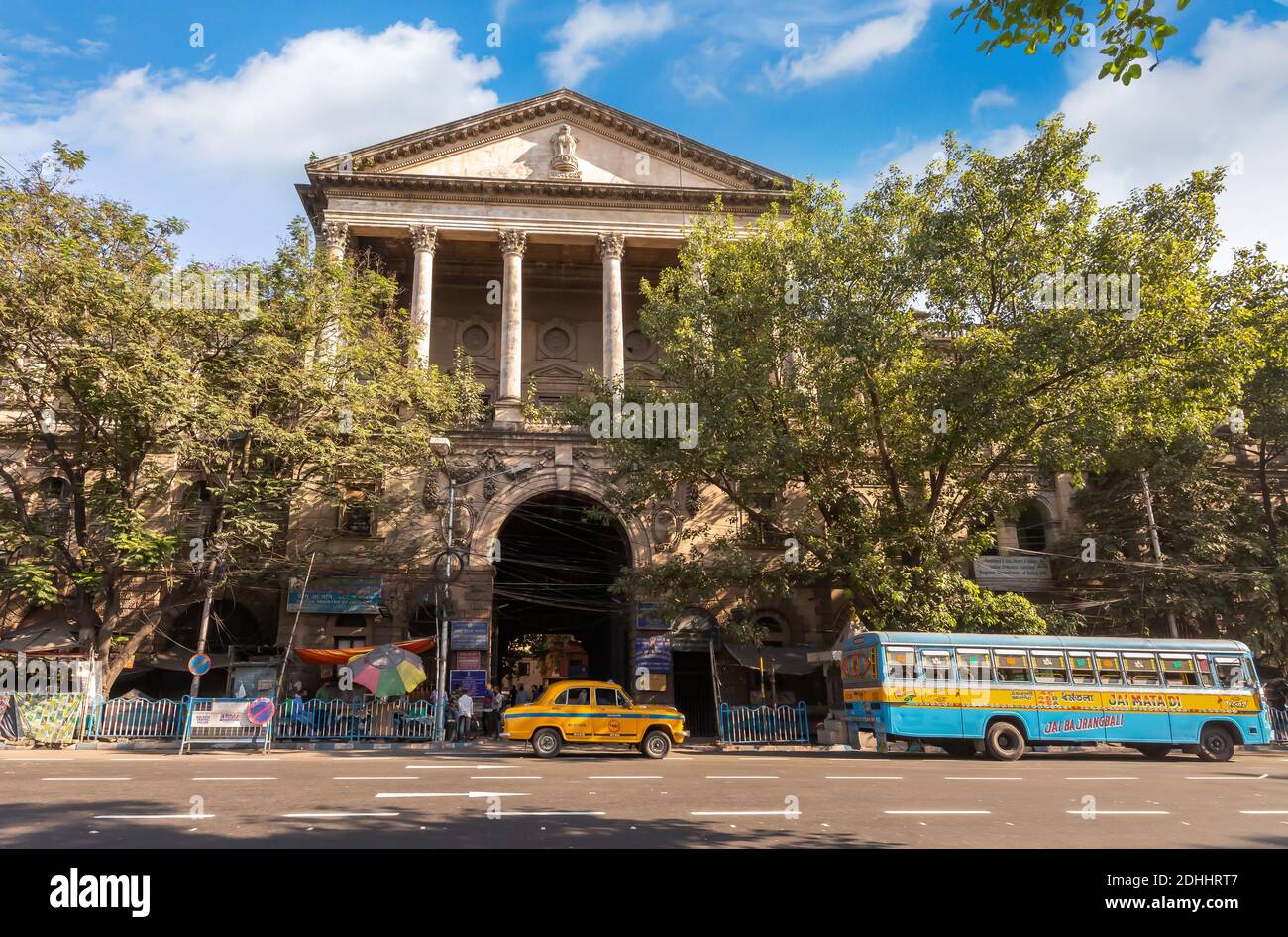 Mezzi di trasporto pubblico sulla strada della città indiana con il vecchio patrimonio Edifici a Esplanade Kolkata Foto Stock