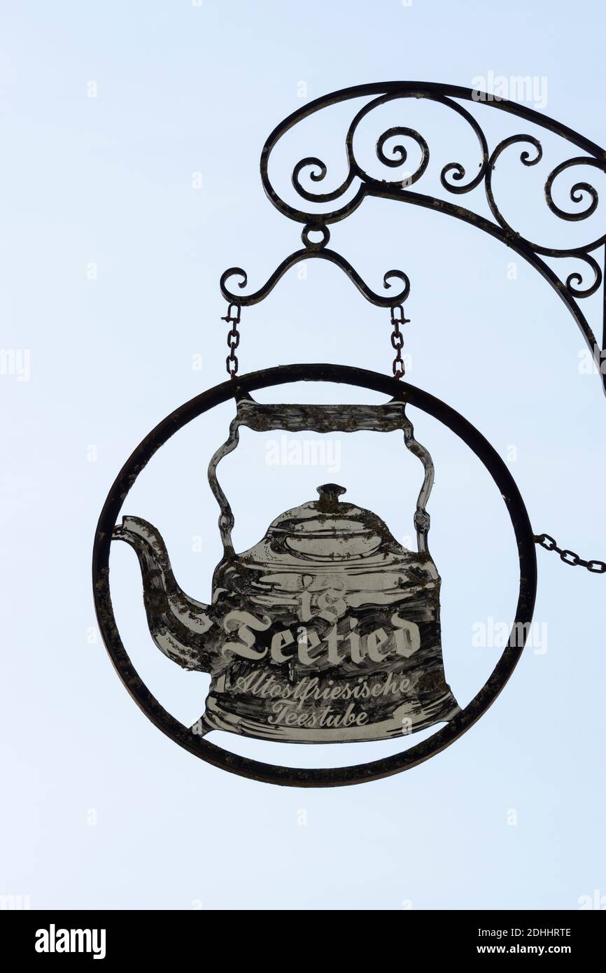 Segno di un vecchio Tearoom Frisone, Greetsiel, Frisone Orientale, bassa Sassonia, Germania, Europa Foto Stock