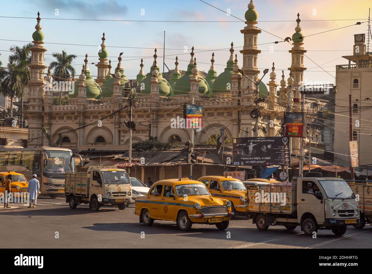 Traffico trafficato sulla strada cittadina con antica moschea a Esplanade Traversata di Kolkata Foto Stock